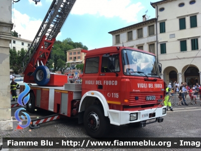 Iveco 190-26
Vigili del Fuoco
Comando Provinciale di Treviso
Distaccamento Permanente di Conegliano (TV)
AutoScala allestimento Magirus
VF 16768
Parole chiave: Iveco 190-26 VF16768 Ventennale_VVF_Asolo