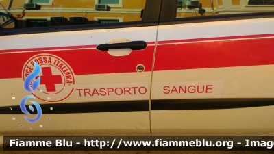 Fiat Stilo Multiwagon II serie
Croce Rossa Italiana 
Comitato Area Metropolitana di Roma Capitale
CRI A418C
*Adibita al trasporto sangue - particolare dell'adesivo*
Parole chiave: Fiat Stilo_Multiwagon_IIserie CRIA418C