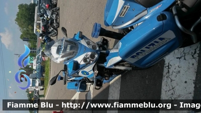 Moto-Guzzi Norge
Polizia di Stato
Polizia Stradale in servizio sulla Milano Serravalle Milano Tangenziali
Assegnata al Reparto di Intervento della Polizia Stradale (R.I.P.S.) di Milano
POLIZIA G2333
Parole chiave: Moto-Guzzi Norge POLIZIAG2333