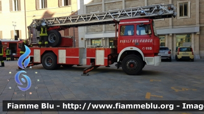 Iveco 190-26
Vigili del Fuoco
Comando Provinciale di Rieti
Ex Comando Provinciale di Latina
AutoScala allestimento Iveco-Magirus
VF 16773
Parole chiave: Iveco 190-26 VF16773 Santa_Barbara_2019