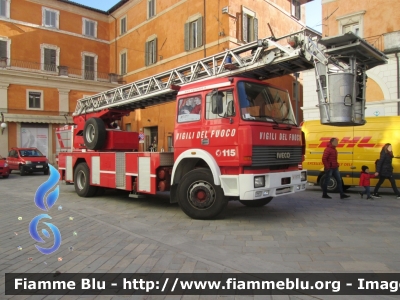 Iveco 190-26
Vigili del Fuoco
Comando Provinciale di Rieti
Ex Comando Provinciale di Latina
AutoScala allestimento Iveco-Magirus
VF 16773
Parole chiave: Iveco 190-26 VF16773 Santa_Barbara_2019