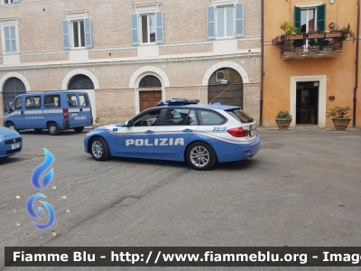 Bmw 318 Touring F31 III restyle
Polizia di Stato
Polizia Stradale
Allestimento Focaccia
Decorazione Grafica Artlantis
POLIZIA M3627
Parole chiave: Bmw 318_Touring_F31_III_restyle POLIZIAM3627 Festa_della_Polizia_2019