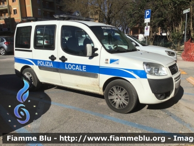 Fiat Doblò III serie
Polizia Municipale
Comune di Fiano Romano (RM)
Allestimento Elevox
POLIZIA LOCALE YA005 AC
Parole chiave: Fiat Doblò_IIIserie POLIZIALOCALE_YA005AC