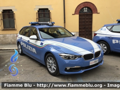 Bmw 318 Touring F31 III restyle
Polizia di Stato
Polizia Stradale
Allestimento Focaccia
Decorazione Grafica Artlantis
POLIZIA M3627
Parole chiave: Bmw 318_Touring_F31_III_restyle POLIZIAM3627 Festa_della_Polizia_2019