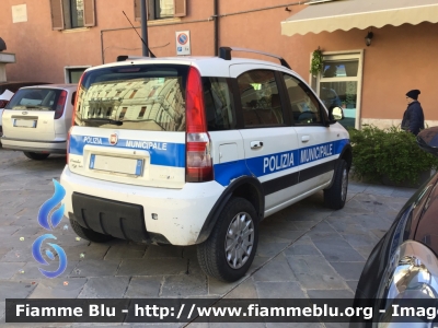 Fiat Nuova Panda 4x4 I serie
Polizia Municipale
Unione dei Comuni Alta Sabina
Autovettura Appartenente al Comando di Pozzaglia Sabina (RI)
Parole chiave: Fiat Nuova_Panda_4x4_Iserie