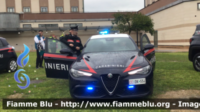 Alfa-Romeo Nuova Giulia Quadrifoglio
Carabinieri
Nucleo Operativo Radiomobile Roma
CC DK 554
Parole chiave: Alfa-Romeo Nuova_Giulia_Quadrifoglio CCDK554