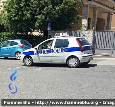 Fiat Punto III serie Classic
Polizia Municipale
Unione dei Comuni Bassa Sabina
Autovettura Appartenente al Comando di Tarano (RI)
Parole chiave: Fiat Punto_IIIserie_Classic Festa_della_Repubblica_2018