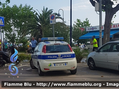 Fiat Punto VI serie
Polizia Municipale di Alba Adriatica (TE)
POLIZIA LOCALE YA 270 AN
Parole chiave: Fiat Punto VI serie PoliziaLocaleYA270AN