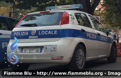 Fiat Punto VI serie
Polizia Municipale
Comune di Ancona
Automezzo numero: 9
POLIZIA LOCALE YA 377 AN
Parole chiave: Fiat Punto VI serie YA377AN