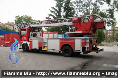 Iveco EuroFire 150E28 II serie
Vigili del Fuoco
Comando Provinciale di Modena
AutoScala da 30 metri allestimento Iveco-Magirus
VF 22939
Parole chiave: Iveco EuroFire_150E28_IIserie VF22939