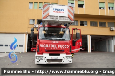 Iveco EuroFire 150E28 II serie
Vigili del Fuoco
Comando Provinciale di Modena
AutoScala da 30 metri allestimento Iveco-Magirus
VF 22939
Parole chiave: Iveco EuroFire_150E28_IIserie VF22939