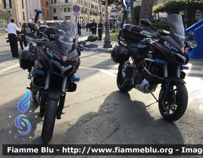 Ducati Multistrada 1200 S e Ducati Multistrada 1200 Enduro
Carabinieri
Nucleo Operativo e RadioMobile
CC A4965

Parole chiave: Ducati_Multistrada_1200_S_Ducati_Multistrada_1200_Enduro_CC_A4965