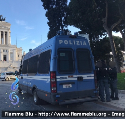 Iveco Daily V serie
Polizia di Stato
Reparto Mobile
Allestito Sperotto
Decorazione Grafica Artlantis
POLIZIA H8469


Parole chiave: Iveco Daily_Vserie POLIZIAH8469