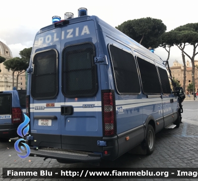 Iveco Daily V serie
Polizia di Stato
Reparto Mobile
Allestito Sperotto
 POLIZIA H8480
Parole chiave:  Iveco  Daily_Vserie  POLIZIAH8480