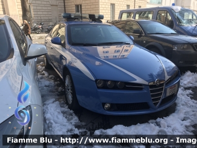 Alfa-Romeo 159
Polizia di Stato
POLIZIA F5313
Parole chiave: Alfa-Romeo 159 POLIZIAF5313