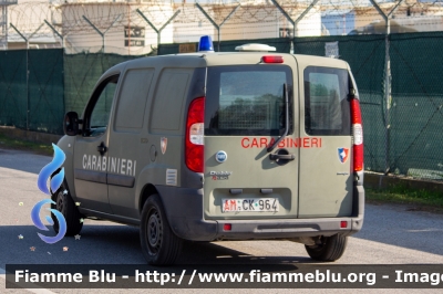 Fiat Doblò II serie
Carabinieri
Polizia Militare presso l'Aereonautica Militare Italiana
46° Brigata Aerea
Nucleo Cinofilo
AM CK 964
Parole chiave: Fiat / Doblò_IIserie / AMCK971