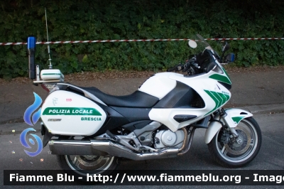 Honda Deauville III serie
Polizia Locale di Brescia
POLIZIA LOCALE YA 02872
In scorta alla Mille Miglia 2019
Parole chiave: Honda / Deauville_IIIserie / POLIZIALOCALEYA02872 1000_Miglia_2019