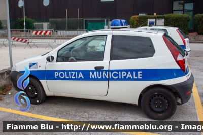 Fiat Punto Van III serie
Polizia Municipale
Unione dei Comuni Terre della Marca Senone
Codice Automezzo: 04
Parole chiave: Fiat / Punto_Van_IIIserie