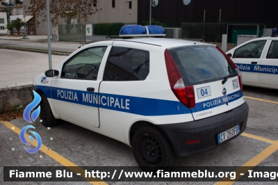 Fiat Punto Van III serie
Polizia Municipale
Unione dei Comuni Terre della Marca Senone
Codice Automezzo: 04
Parole chiave: Fiat / Punto_Van_IIIserie