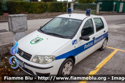 Fiat Punto III serie
Polizia Municipale
Unione dei Comuni Terre della Marca Senone
Codice Automezzo: 05
Parole chiave: Fiat Punto_IIIserie