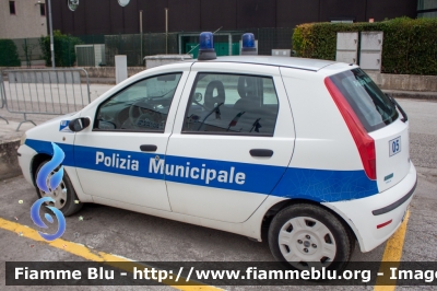 Fiat Punto III serie
Polizia Municipale
Unione dei Comuni Terre della Marca Senone
Codice Automezzo: 05
Parole chiave: Fiat Punto_IIIserie