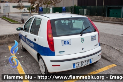 Fiat Punto III serie
Polizia Municipale
Unione dei Comuni Terre della Marca Senone
Codice Automezzo: 05
Parole chiave: Fiat Punto_IIIserie