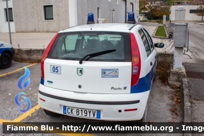 Fiat Punto III serie
Polizia Municipale
Unione dei Comuni Terre della Marca Senone
Codice Automezzo: 05
Parole chiave: Fiat Punto_IIIserie