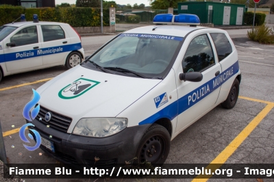 Fiat Punto Van III serie
Polizia Municipale
Unione dei Comuni Terre della Marca Senone
Codice Automezzo: 04
Parole chiave: Fiat / Punto_Van_IIIserie