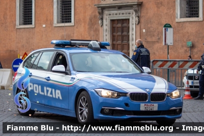 Bmw 318 Touring F31 II restyle
Polizia di Stato
Polizia Stradale
Allestimento Marazzi
Decorazione Grafica Artlantis
Con stemma celebrativo "70 Anni Polizia Stradale"
POLIZIA M2541
Parole chiave: Bmw / 318_Touring_F31_II_restyle / POLIZIAM2541