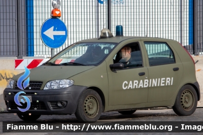 Fiat Punto III serie 
Carabinieri 
Polizia Militare presso l'Esercito Italiano 
EI CG 905
Parole chiave: Fiat / / / Punto_IIIserie / / / EICG905