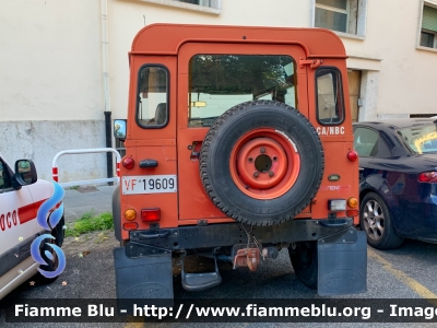 Land Rover Defender 90
Vigili del Fuoco
Comando Provinciale di Roma
Nucleo NBCR
VF 19609
Parole chiave: Land-Rover Defender_90 VF19609