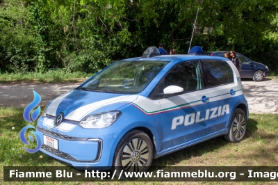 Volkswagen e-up!
Polizia di Stato
Lotto di 4 esemplari in dotazione alla Questura di Roma
Allestimento NCT Nuova Carrozzeria Torinese
Decorazione Grafica Artlantis
POLIZIA E8315
Parole chiave: Volkswagen / e-up! / POLIZIAE8315