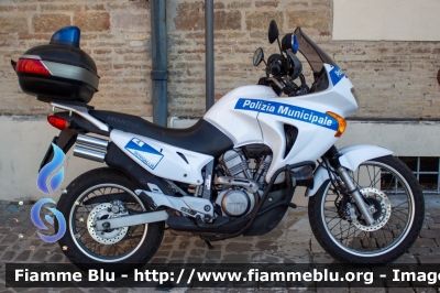 Honda Transalp
Polizia Municipale
Comune di Senigallia (AN)
Codice Automezzo: 4
Parole chiave: Honda Transalp