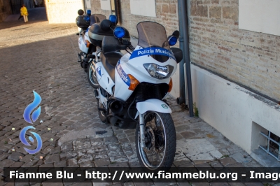 Honda Transalp
Polizia Municipale
Comune di Senigallia (AN)
Codice Automezzo: 4
Parole chiave: Honda Transalp