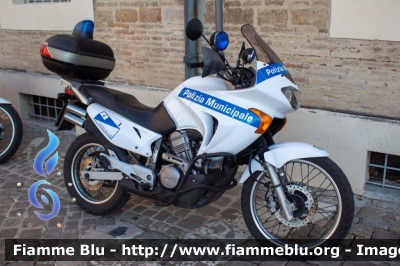 Honda Transalp
Polizia Municipale
Comune di Senigallia (AN)
Codice Automezzo: 4
Parole chiave: Honda Transalp