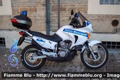 Honda Transalp
Polizia Municipale
Comune di Senigallia (AN)
Codice Automezzo: 4
Parole chiave: Honda Transalp