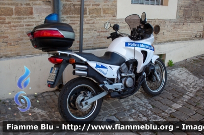 Honda Transalp
Polizia Municipale
Comune di Senigallia (AN)
Codice Automezzo: 4
Parole chiave: Honda Transalp