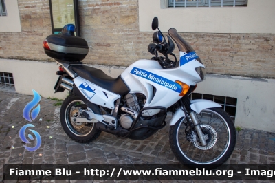 Honda Transalp
Polizia Municipale
Comune di Senigallia (AN)
Codice Automezzo: 3
Parole chiave: Honda Transalp