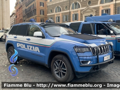 Jeep Grand Cherokee
Polizia di Stato
Reparto Mobile
Decorazione Grafica Artlantis
POLIZIA M4201
Parole chiave: Jeep / Grand_Cheroke / POLIZIAM4201