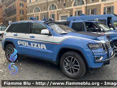 Jeep Grand Cherokee
Polizia di Stato
Reparto Mobile
Decorazione Grafica Artlantis
POLIZIA M4201
Parole chiave: Jeep / Grand_Cheroke / POLIZIAM4201