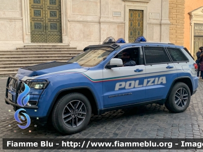 Jeep Grand Cherokee
Polizia di Stato
Reparto Mobile
Decorazione Grafica Artlantis
POLIZIA M4201
Parole chiave: Jeep / Grand_Cheroke / POLIZIAM4201