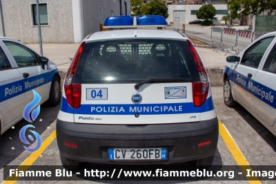 Fiat Punto Van III serie
Polizia Municipale
Unione dei Comuni Terre della Marca Senone
Codice Automezzo: 04
Parole chiave: Fiat / / / Punto_Van_IIIserie