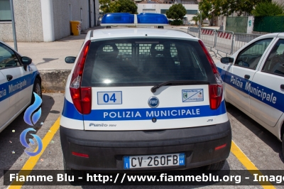 Fiat Punto Van III serie
Polizia Municipale
Unione dei Comuni Terre della Marca Senone
Codice Automezzo: 04
Parole chiave: Fiat / / / Punto_Van_IIIserie