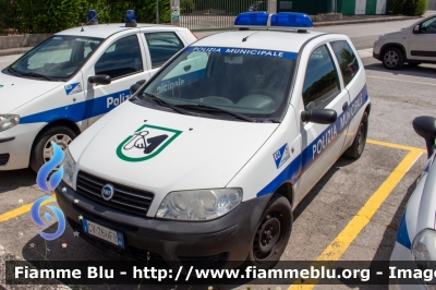 Fiat Punto Van III serie
Polizia Municipale
Unione dei Comuni Terre della Marca Senone
Codice Automezzo: 04
Parole chiave: Fiat / / / Punto_Van_IIIserie