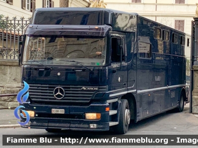 Mercedes-Benz Actros 1835 I serie
Carabinieri
Reggimento Corazzieri
Trasporto cavalli
Allestimento Valli
CC BR 105
Parole chiave: Mercedes-Benz Actros_1835_Iserie CCBR105