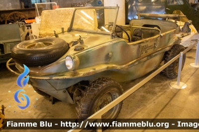 Volkswagen Schwimmwagen
Canada
Canadian Armed Forces - Forces armées canadiennes
Veicolo storico esposto al War Museum
Parole chiave: Volkswagen Schwimmwagen