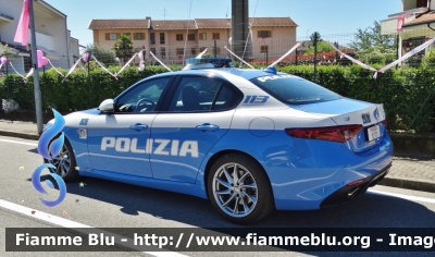 Alfa Romeo Nuova Giulia Q4
Polizia di Stato
Polizia Stradale
POLIZIA M2701
In scorta al Giro d'Italia 2017
Parole chiave: Alfa-Romeo Nuova_Giulia_Q4 PoliziaM2701 Giro_Italia_2017