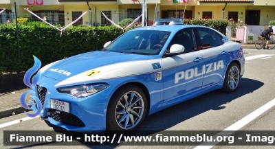 Alfa Romeo Nuova Giulia Q4
Polizia di Stato
Polizia Stradale
POLIZIA M2701
In scorta al Giro d'Italia 2017
Parole chiave: Alfa-Romeo Nuova_Giulia_Q4 PoliziaM2701 Giro_Italia_2017