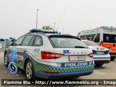 Skoda Superb Wagon III serie restyle
Polizia di Stato
Polizia Stradale
Decorazione Grafica Artlantis
POLIZIA M6370
Parole chiave: Skoda Superb_Wagon_IIIserie_restyle POLIZIAM6370