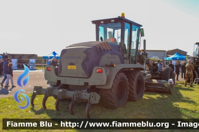 New Holland RG170.B
Aeronautica Militare Italiana
2° Reparto Genio Aeronautico Militare
Aeroporto di Verona-Villafranca - 3° Stormo
AM BN 472 Macc. Opp

100° Anniversario fondazione AM
Parole chiave: New-Holland RG170.B AMBN472 100°Anniversario